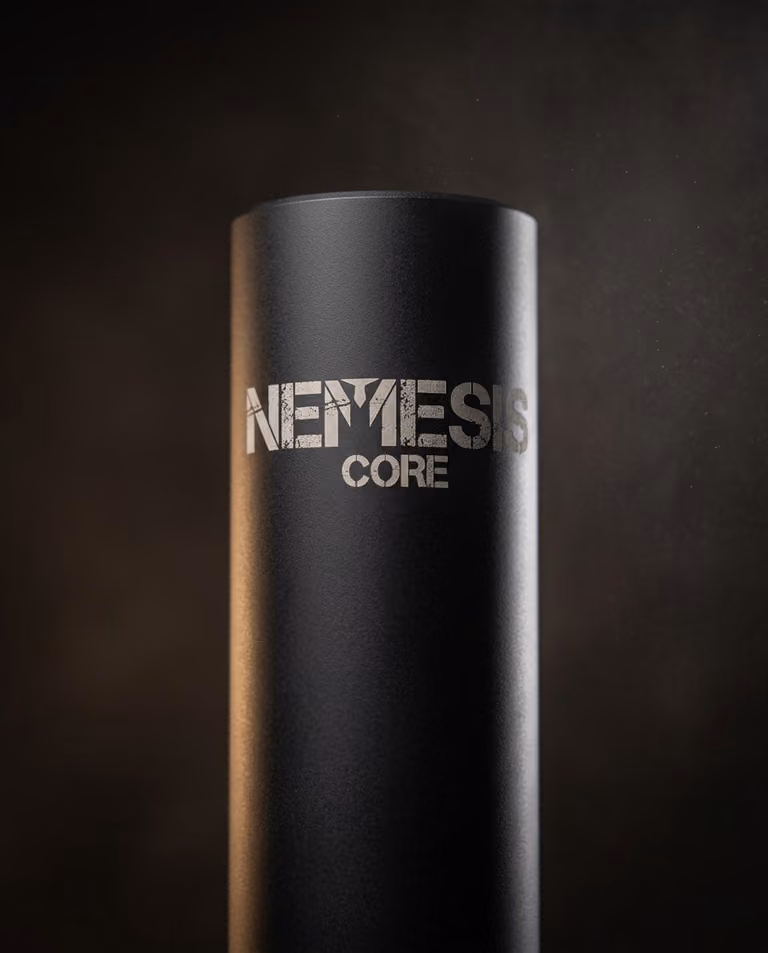 Гравіювання NEMESIS CORE на корпусі глушника 5.45 АК-12 з муфтою крупним планом
