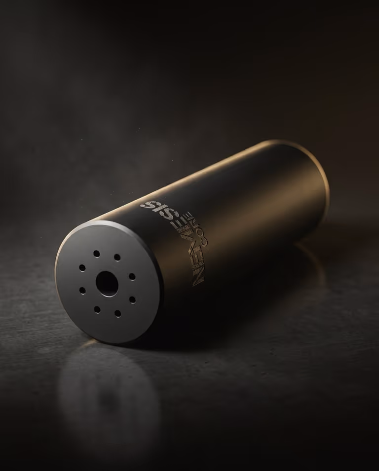 Глушник NEMESIS CORE 5.56 чорний матовий лежить на поверхні - видно торець і гравіювання NEMESIS CORE