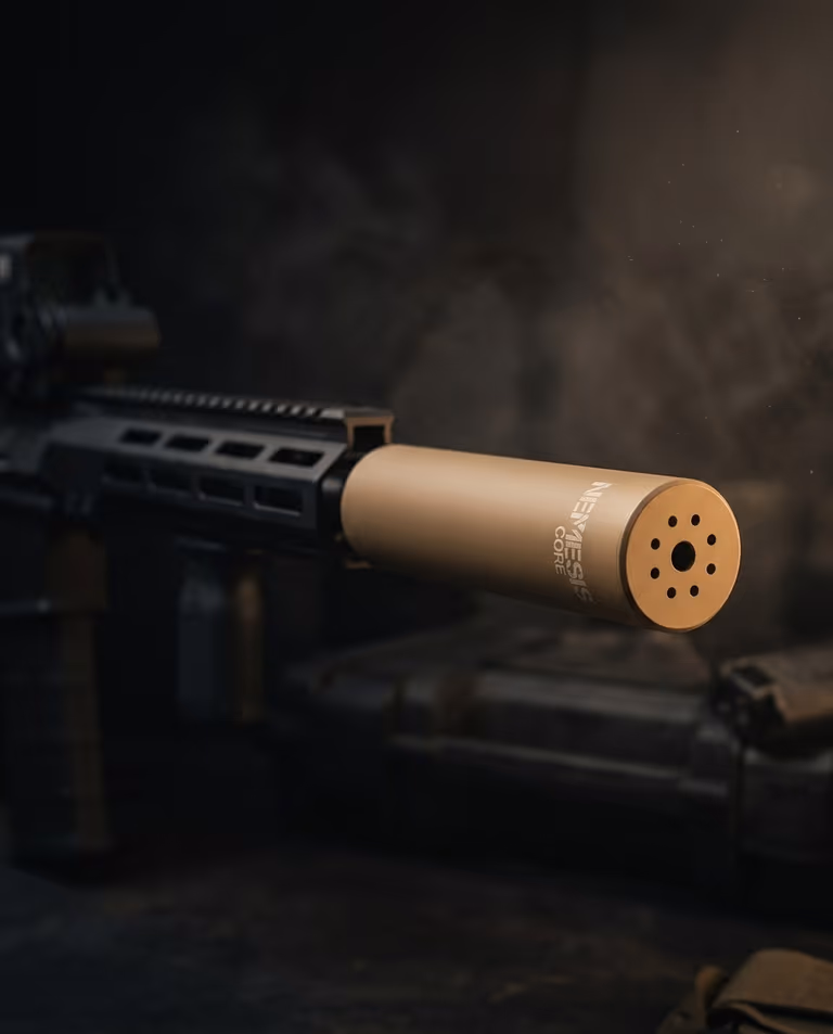 Глушник NEMESIS CORE 5.56 Тан накручений на гвинтівку - встановлений саундмодератор на зброї збоку