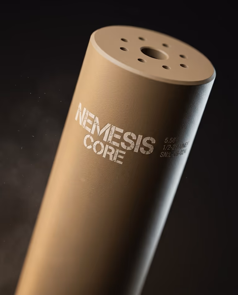Гравіювання NEMESIS CORE на корпусі глушника 5.56 Тан крупним планом - калібр 5.56, різьба 1/2-28 і серійний номер