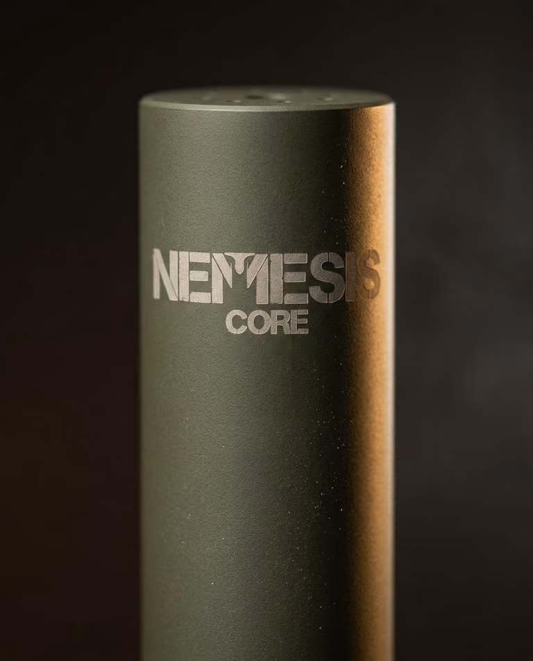 Гравіювання NEMESIS CORE на корпусі глушника NEMESIS CORE 5.56 у кольорі O.D. Green крупним планом