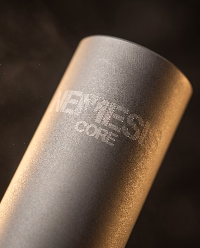 Гравіювання NEMESIS CORE на корпусі глушника NEMESIS CORE 7.62 з нержавіючої сталі крупним планом