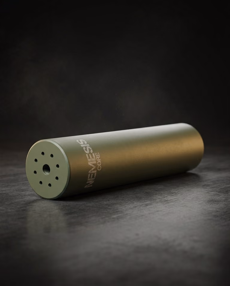 Глушник NEMESIS CORE 9mm O.D. Green лежить на поверхні - матовий корпус Cerakote, торець із газовими отворами
