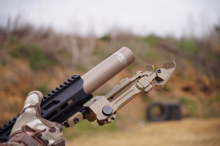 Саундмодератор NEMESIS CORE Internal 5.56 на AR-15 у руці, вид збоку під кутом - гравіювання NEMESIS CORE добре видно