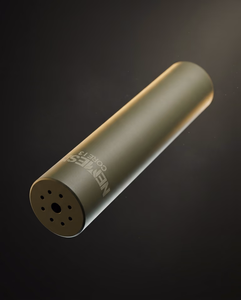 Глушник NEMESIS CORE Internal 5.56 у кольорі O.D. Green - діагональний ракурс у польоті, видно торець із газовими отворами та гравіювання NEMESIS CORE I3