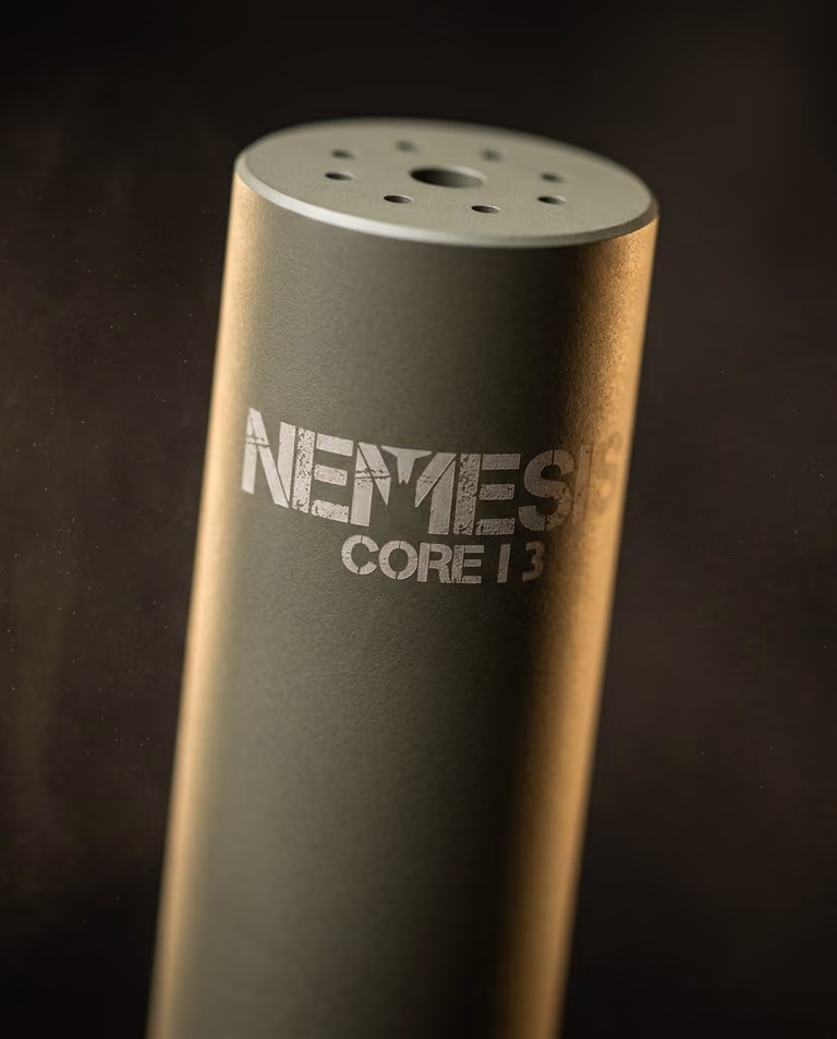 Гравіювання NEMESIS CORE I3 на корпусі глушника NEMESIS CORE Internal 5.56 у кольорі O.D. Green крупним планом