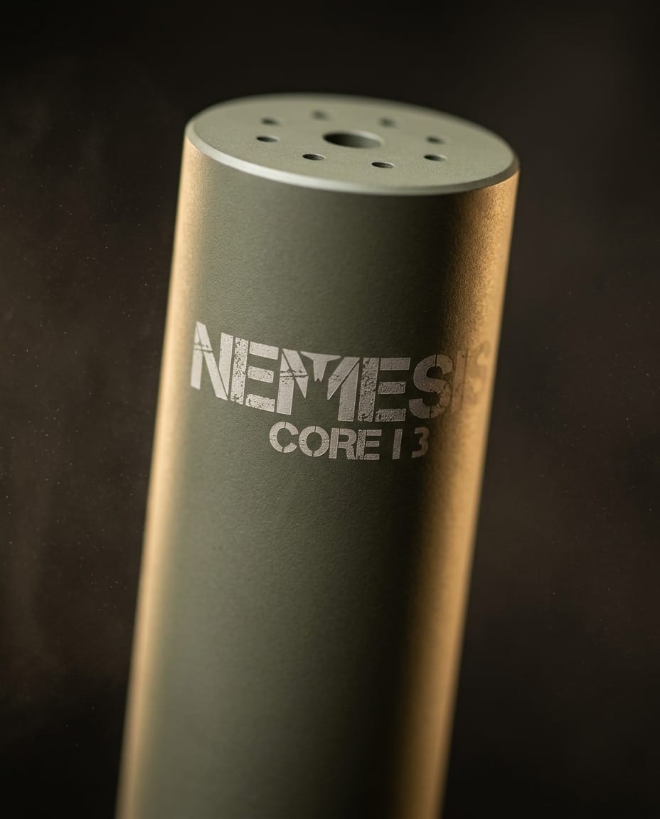 Гравіювання NEMESIS CORE I3 на корпусі глушника NEMESIS CORE Internal 5.56 у кольорі O.D. Green крупним планом