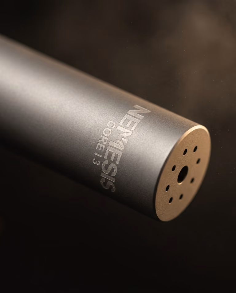 Гравіювання NEMESIS CORE I3 на корпусі глушника NEMESIS CORE Internal 5.56 з нержавіючої сталі крупним планом