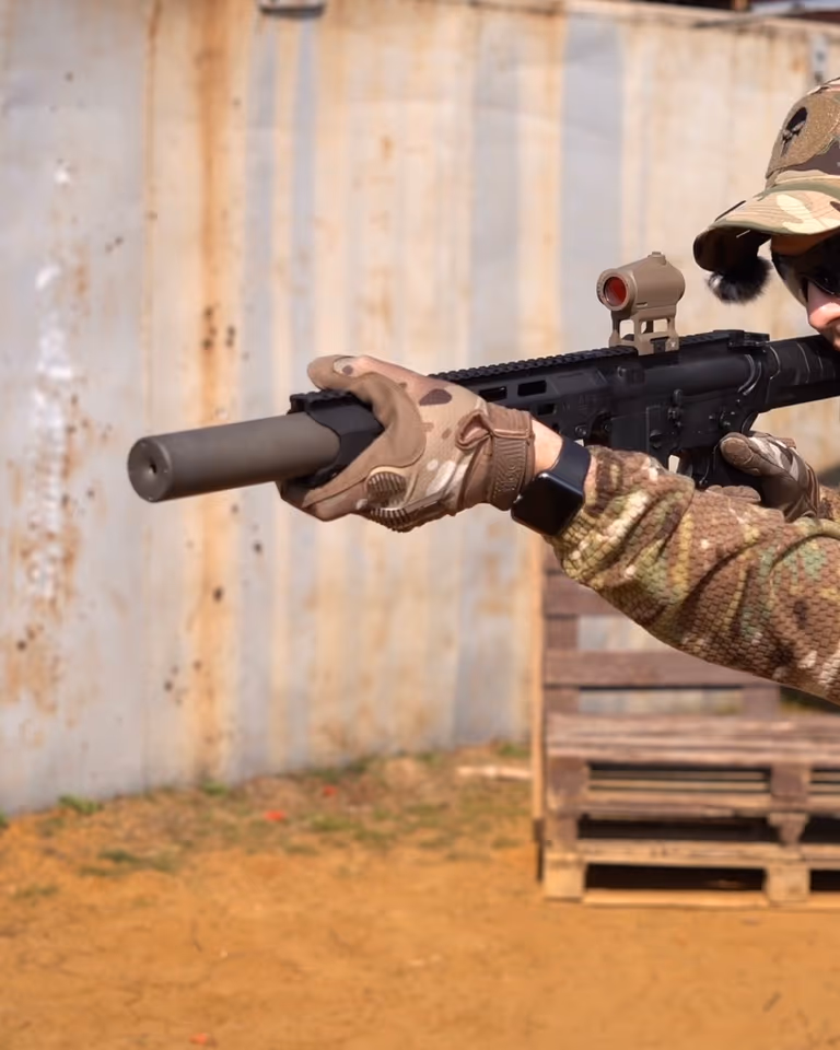Саундмодератор NEMESIS CORE 9mm накручений на PCC, стрілець цілиться прямо в камеру