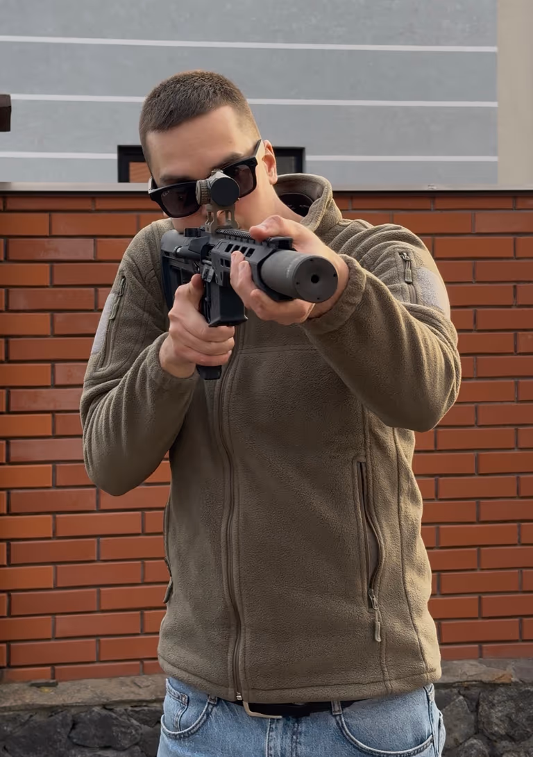 Стрілець цілиться через PCC із саундмодератором NEMESIS CORE 9mm, фронтальний ракурс