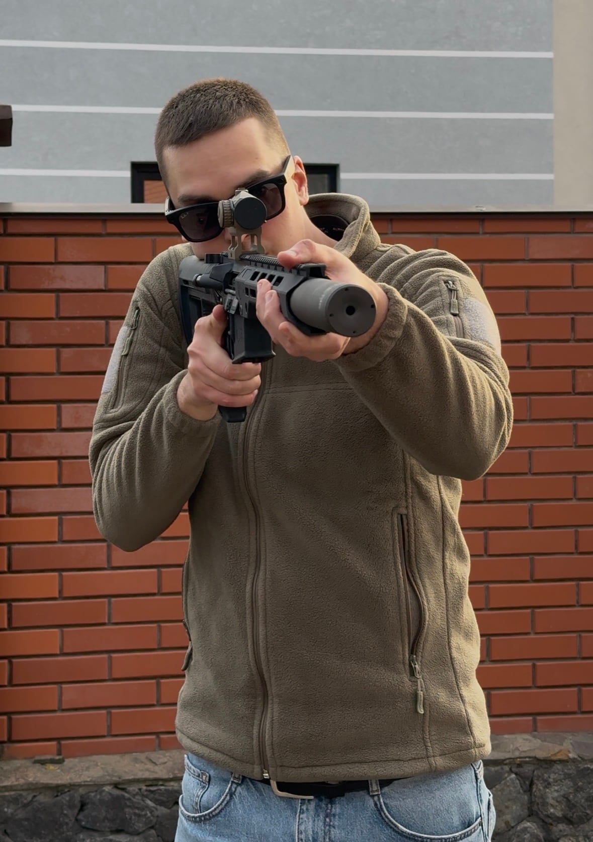 Стрілець цілиться через PCC із саундмодератором NEMESIS CORE 9mm, фронтальний ракурс