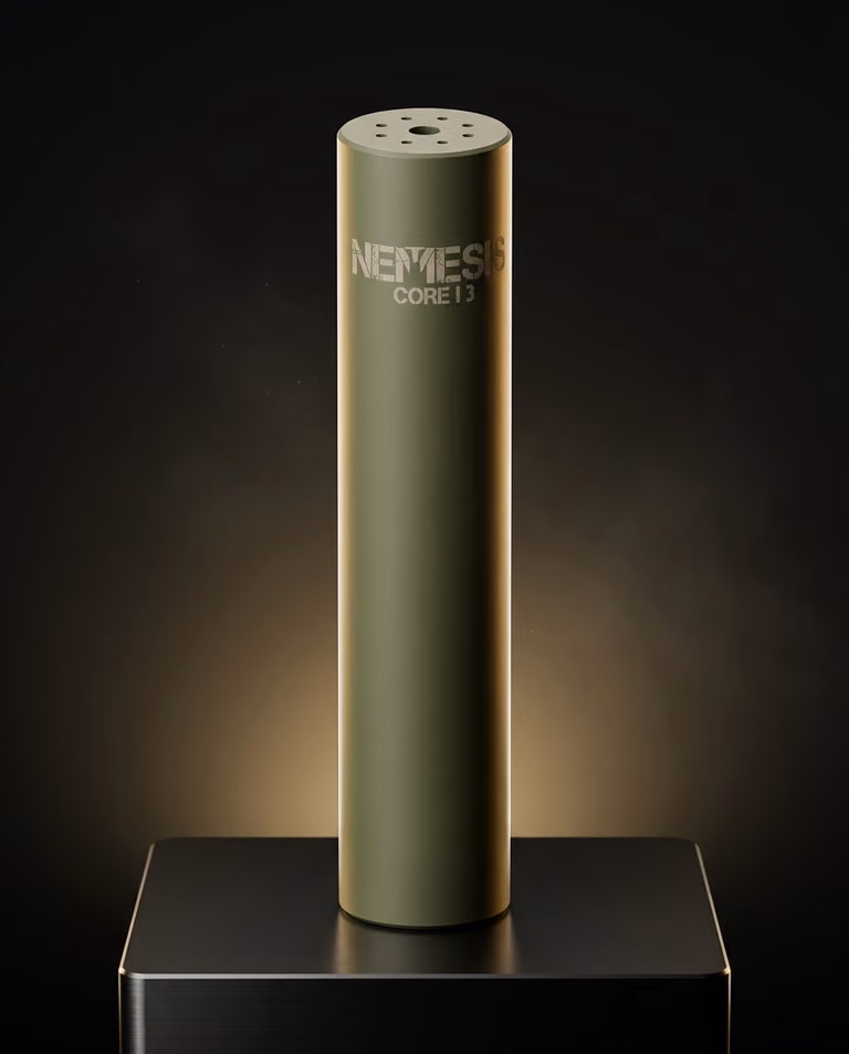 Саундмодератор NEMESIS CORE Internal 9mm O.D. Green вертикально на підставці - гравіювання NEMESIS CORE I3 і торець із газовими отворами