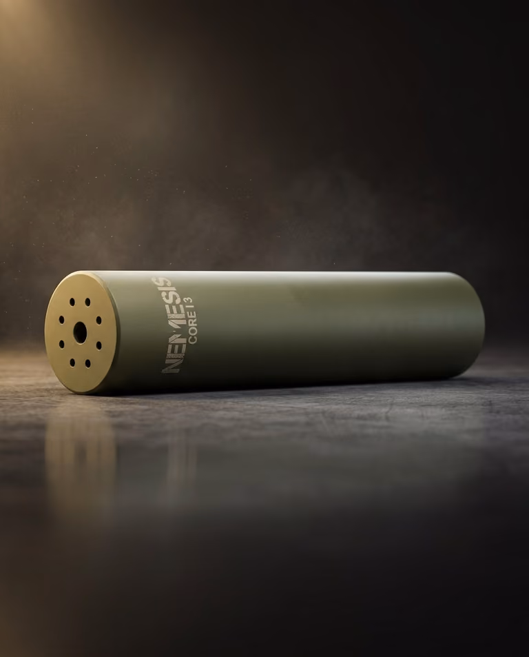 Глушник NEMESIS CORE Internal 9mm O.D. Green лежить на поверхні - матовий корпус Cerakote, торець із газовими отворами