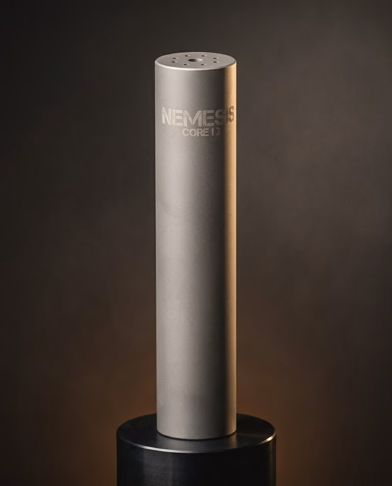 Саундмодератор NEMESIS CORE Internal 9mm з нержавіючої сталі вертикально на підставці - гравіювання NEMESIS CORE I3 і торець із газовими отворами