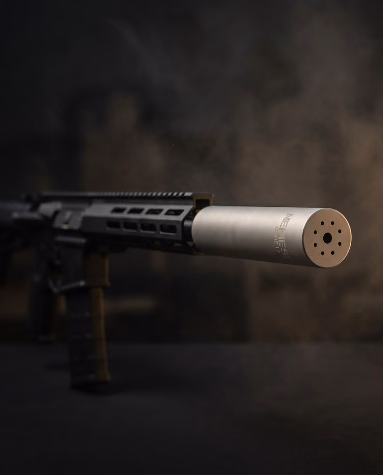 Саундмодератор NEMESIS CORE Internal 9mm з нержавіючої сталі встановлений на зброї - вид збоку