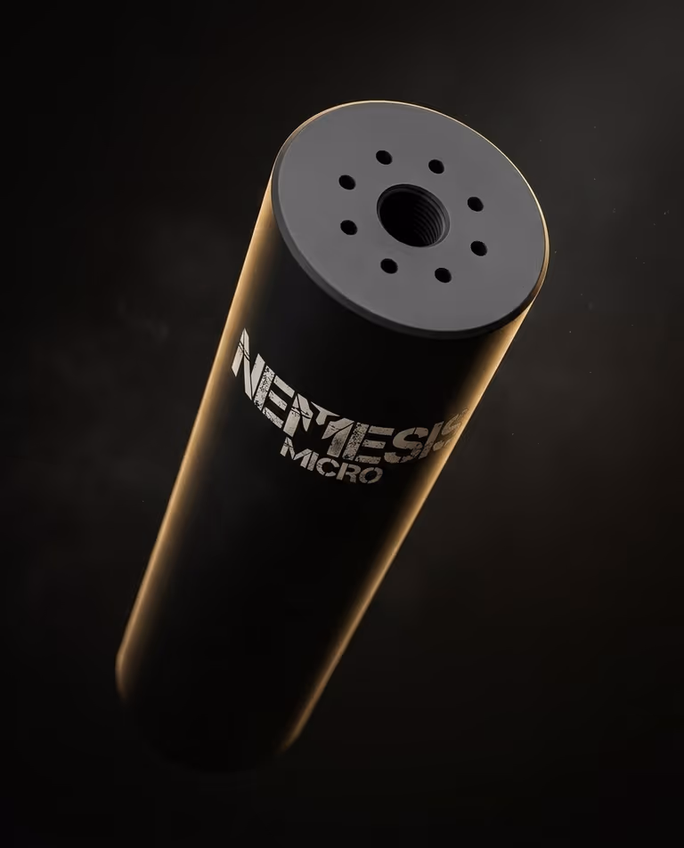 Глушник NEMESIS MICRO 5.56 чорний матовий під кутом - видно торець із газовими отворами та гравіювання NEMESIS MICRO