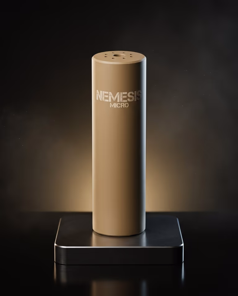 Глушник NEMESIS MICRO 5.56 Тан на постаменті вертикально - видно гравіювання NEMESIS MICRO та торець
