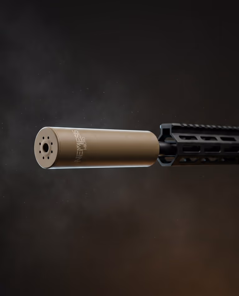 Саундмодератор NEMESIS MICRO 5.56 Тан накручений на ствол AR-15, видно торець із газовими отворами