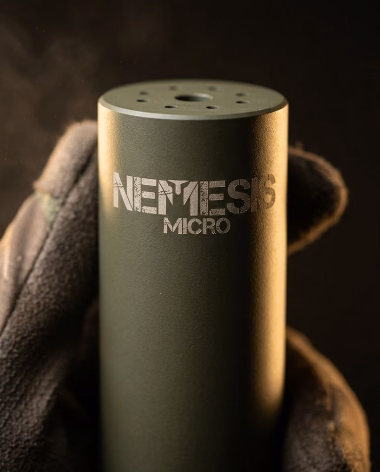 Гравіювання NEMESIS MICRO на корпусі глушника NEMESIS MICRO 7.62 у кольорі O.D. Green крупним планом