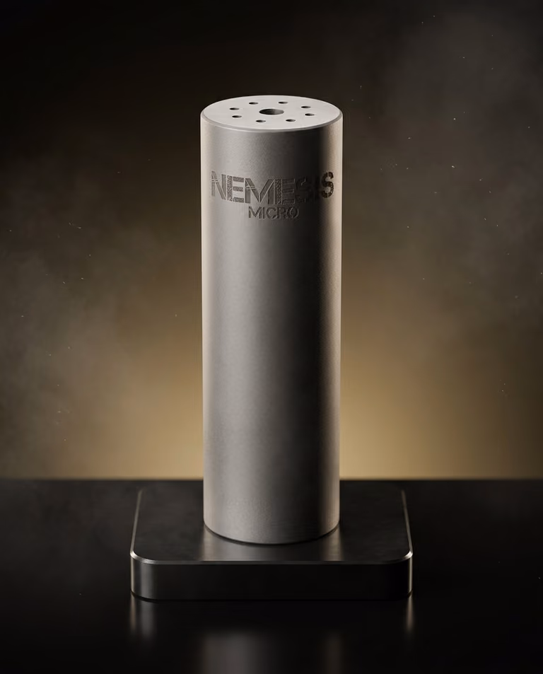 Саундмодератор NEMESIS MICRO 7.62 з нержавіючої сталі вертикально на підставці - гравіювання NEMESIS MICRO і торець із газовими отворами