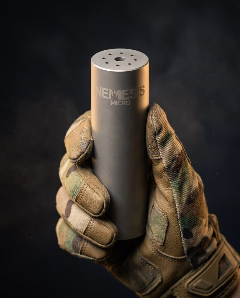 Саундмодератор NEMESIS MICRO 7.62 з нержавіючої сталі в тактичній рукавиці - матовий корпус із гравіюванням NEMESIS MICRO