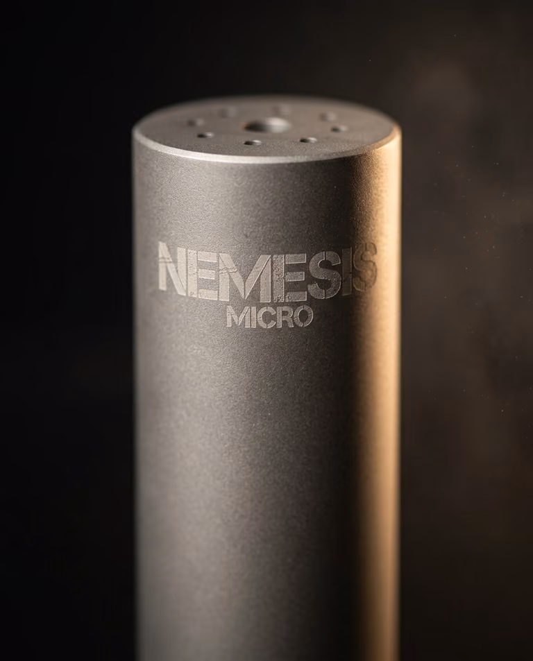 Гравіювання NEMESIS MICRO на корпусі глушника NEMESIS MICRO 7.62 з нержавіючої сталі крупним планом