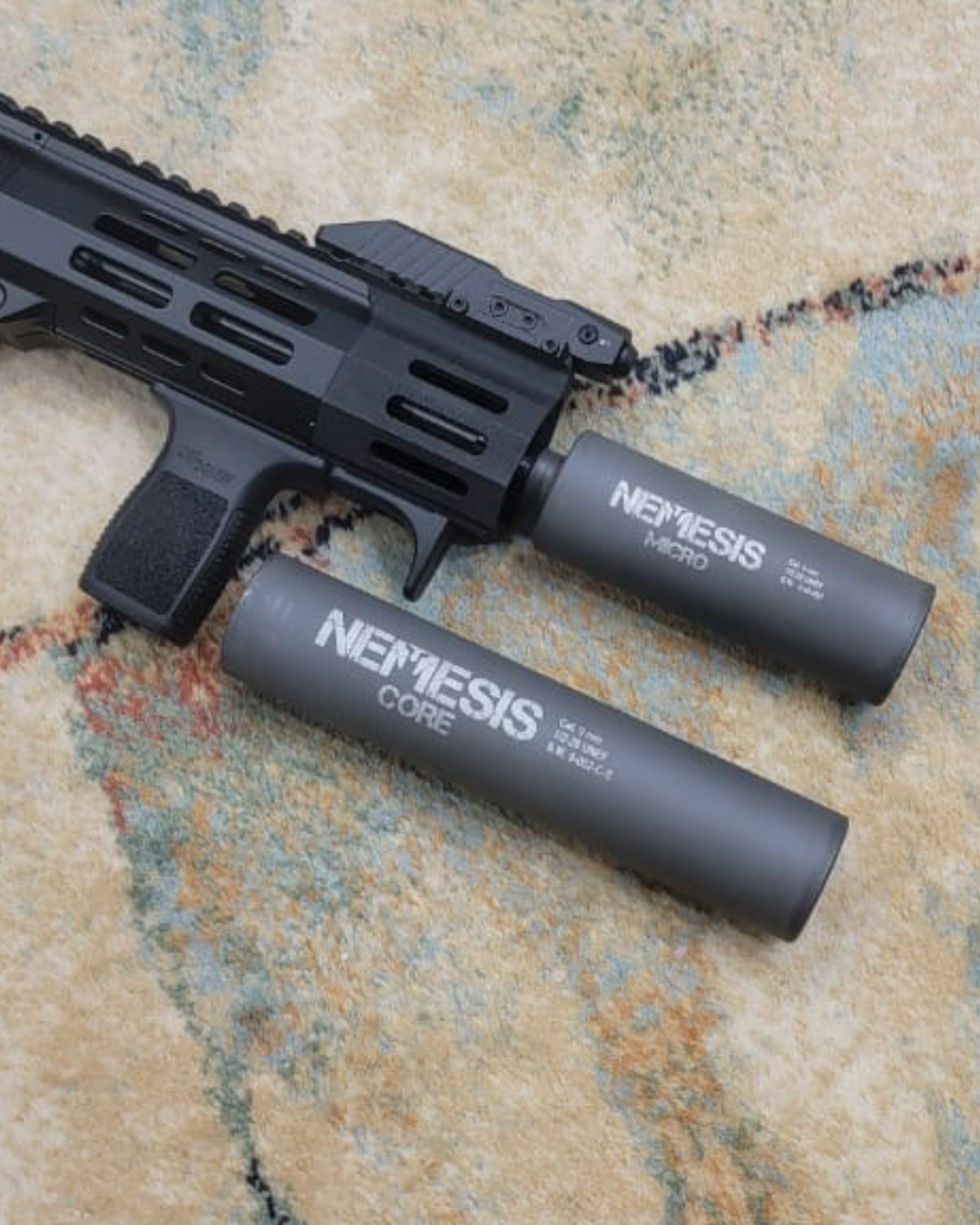 Глушники NEMESIS MICRO і NEMESIS CORE поруч біля PCC - порівняння розмірів двох моделей