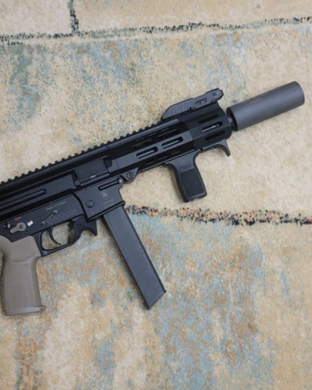 Глушник NEMESIS MICRO 9mm, встановлений на AR-9 / PCC - вид збоку на зброю повністю